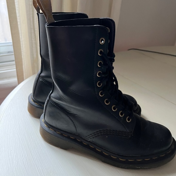 DOC MARTENS 1460 WOMEN'S SMOOTH LEATHER LACE UP BOOTS (VEGAN) - Picture 5 of 10